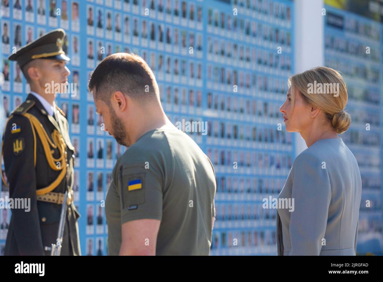 Il giorno dell'indipendenza dell'Ucraina, il presidente Volodymyr Zelenskyy e la prima signora Olena Zelenska hanno onorato la memoria dei difensori del nostro stato caduti durante la guerra russo-Ucraina. La coppia presidenziale ha posato i fiori al Muro della memoria vicino alla Cattedrale di San Michele a Kyiv. Una compagnia di guardie d'onore fu schierata e la surma suonò. La memoria degli eroi ucraini fu onorata con un momento di silenzio. Foto Stock