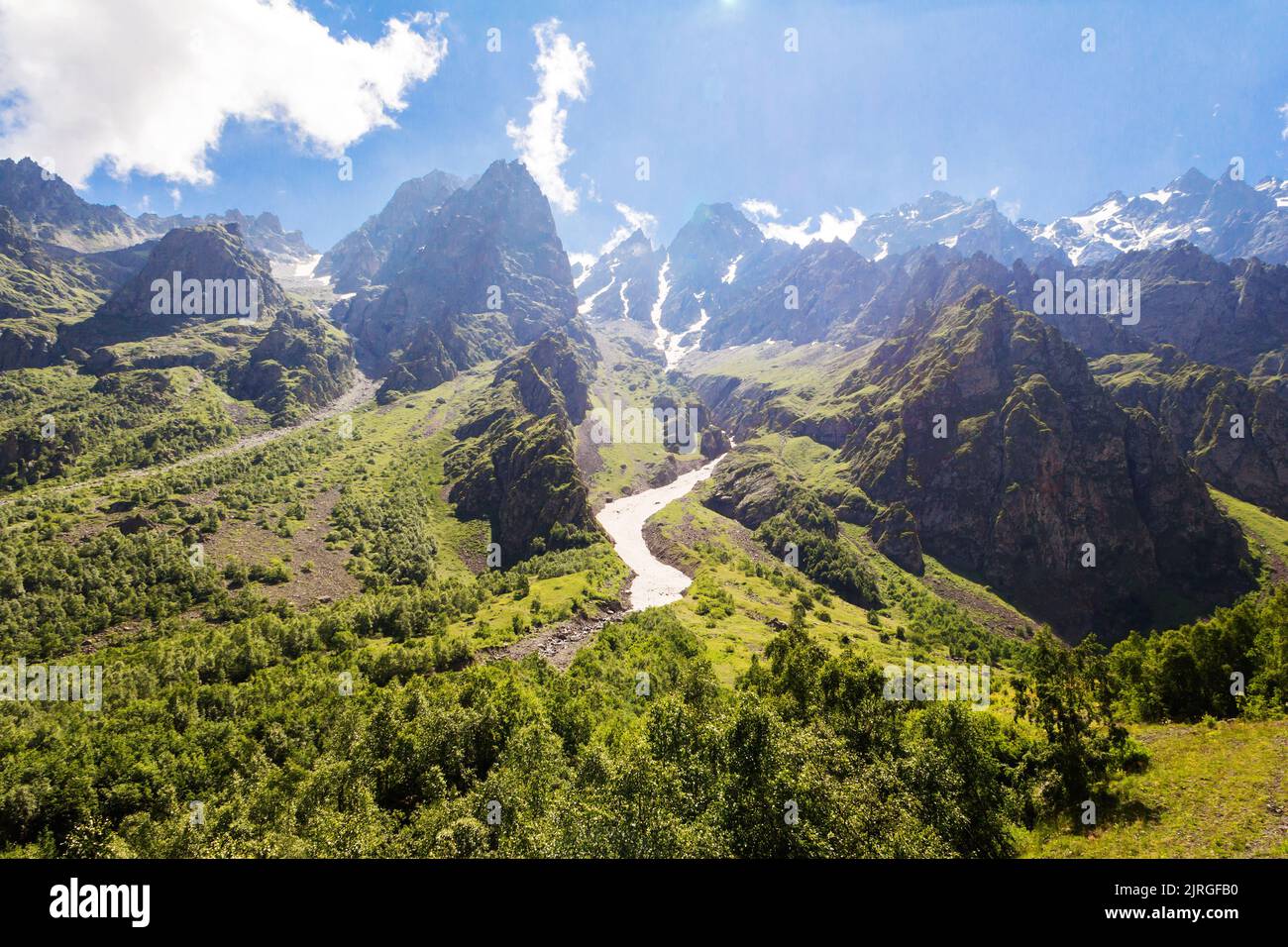 Vista dall'alto delle cime delle montagne del Caucaso. Foto Stock
