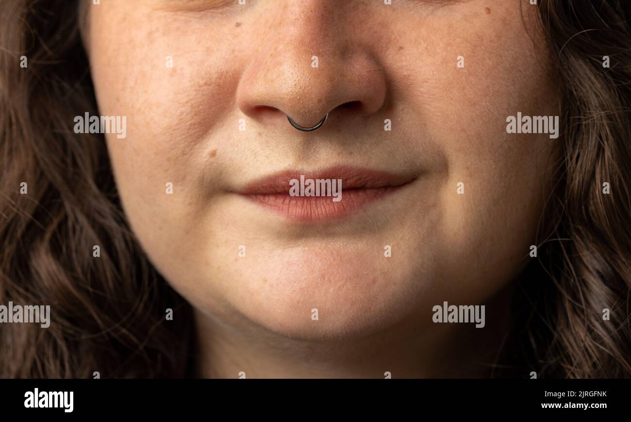 Primo piano della giovane donna che alza il naso Foto Stock