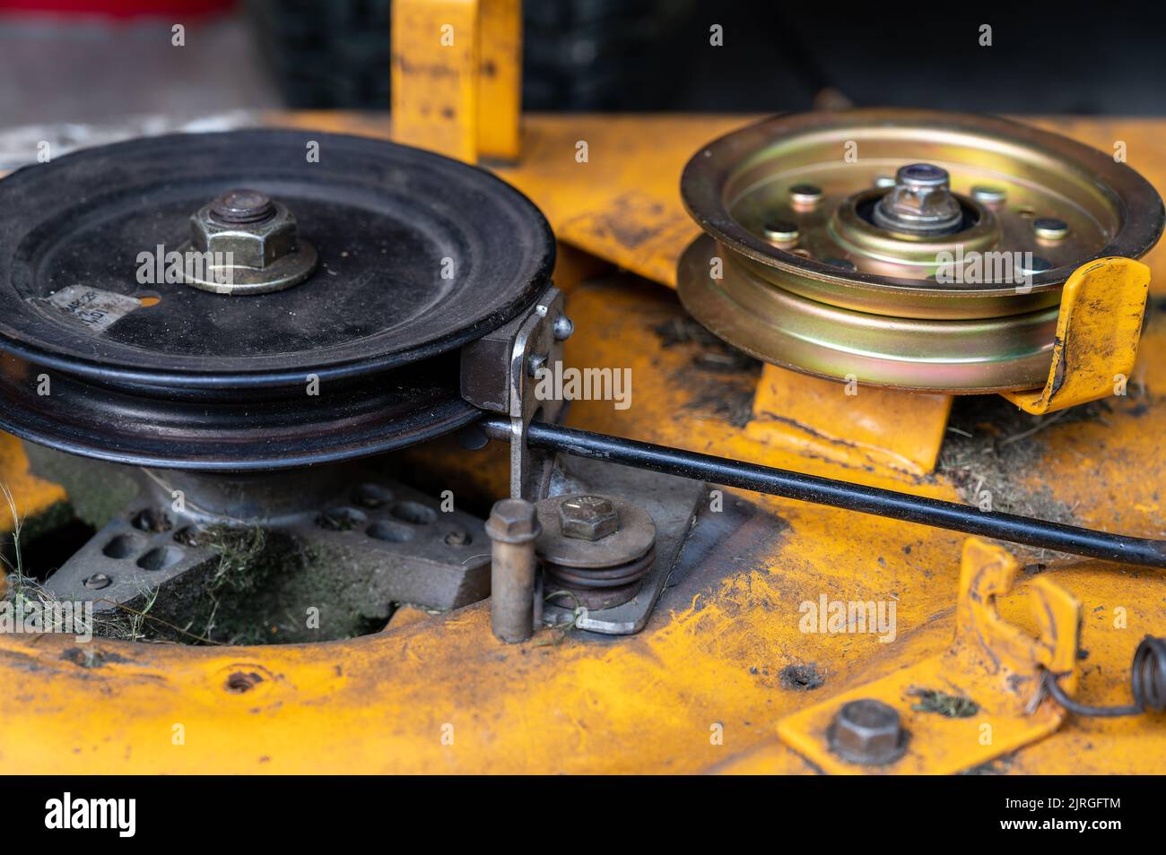 Piatto del rasaerba e meccanismo del freno per la cinghia di trasmissione. Foto Stock