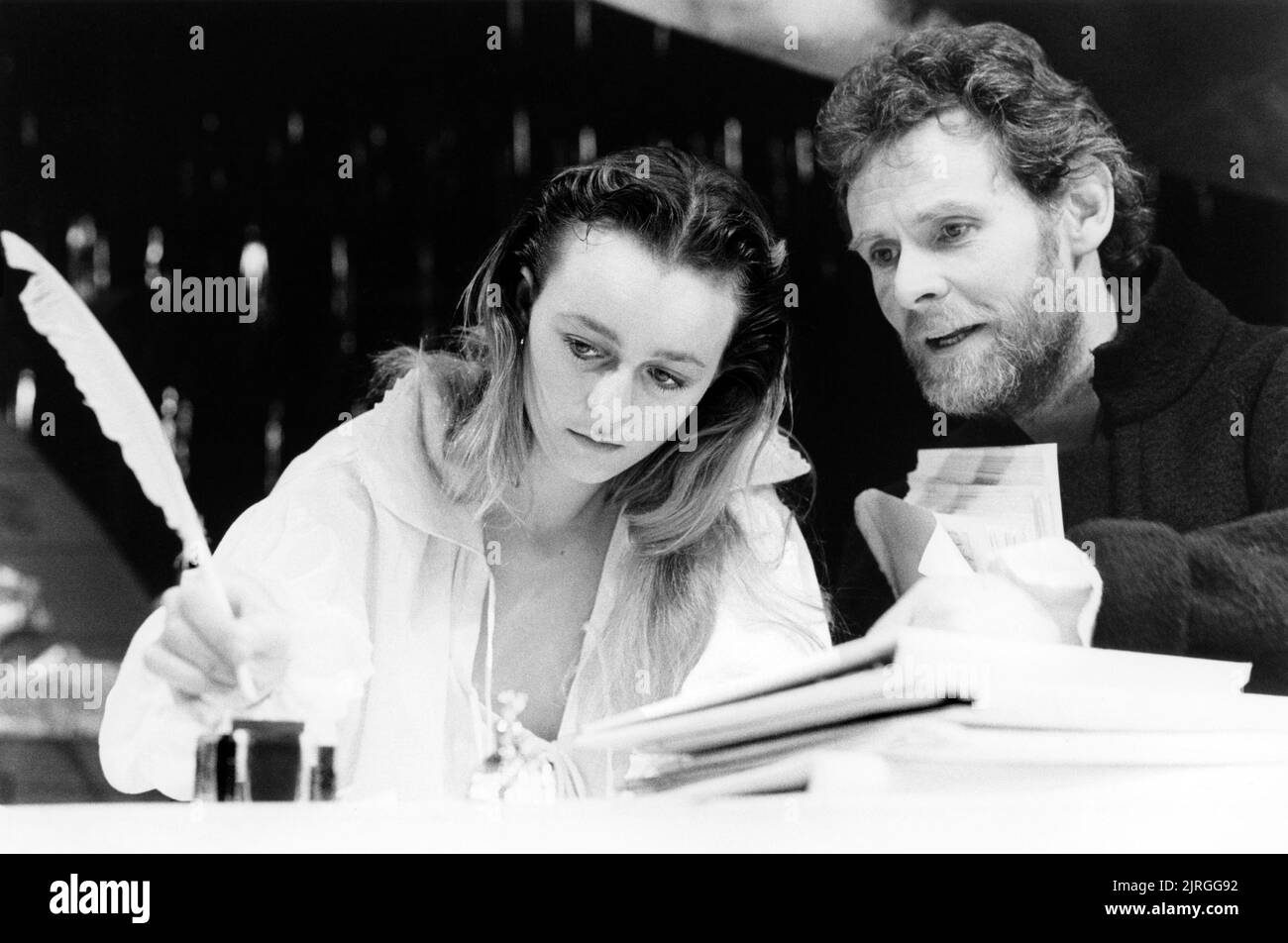 Lizzy McInnerny (Shakespeare), Karl Johnson (Bruno) in MORE LIGHT di Snoo Wilson al Bush Theatre, Londra W12 16/02/1987 scenografia: Robin Don Costumi: Sue Long lighting: Paul Denby registi: Simon Stokes & Snoo Wilson Foto Stock