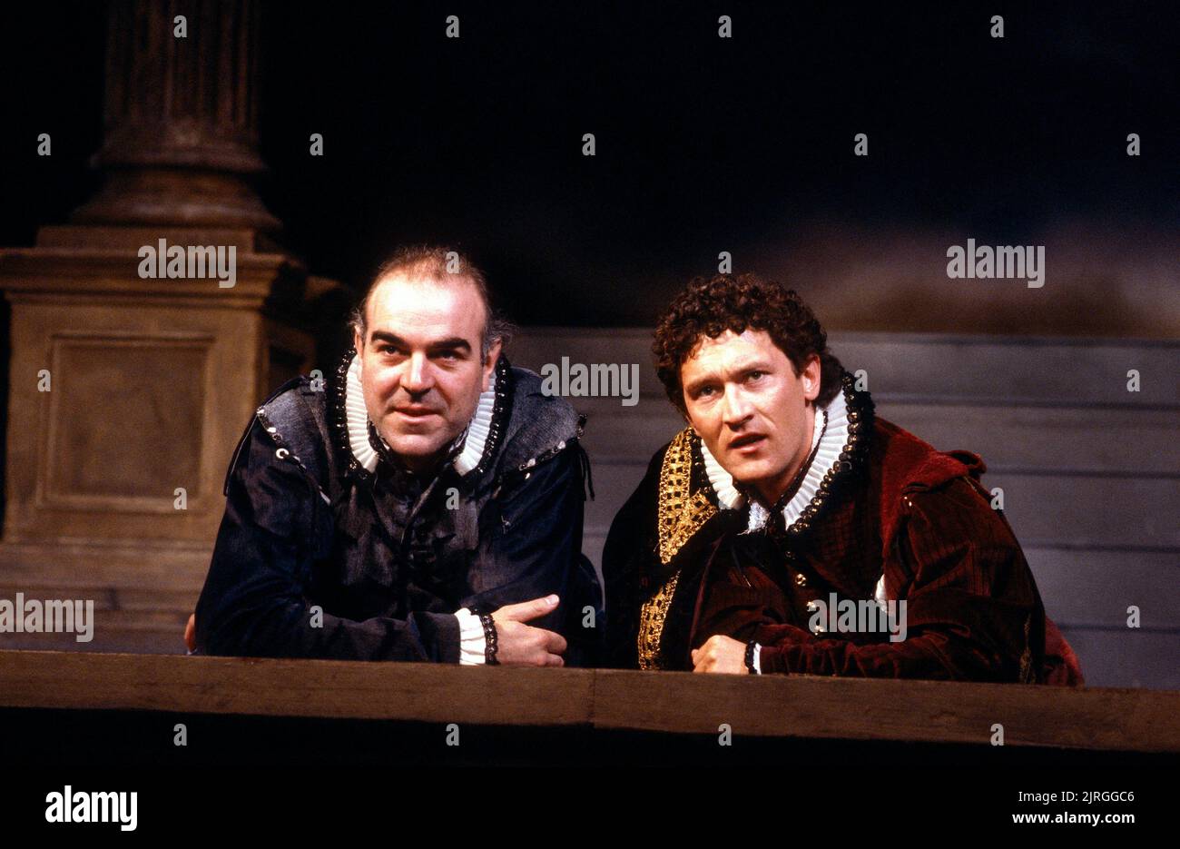 l-r: Stephen Frost (Rosencrantz), Mark Arden (Guildenstern) a ROSENCRANTZ E GUILDENSTERN SONO MORTI da Tom Stoppard in un progetto di produzione del 1987 Mobil Touring Theatre: Robert Jones Lighting: Jason Taylor regista: Peter Wilson Foto Stock