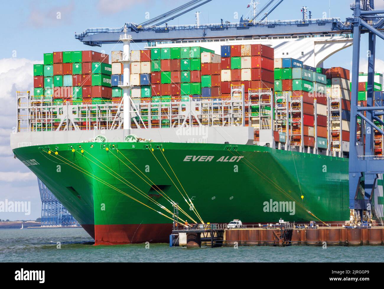 Felixstowe, Regno Unito 24 ago 2022 l'alot è ormeggiato alle banchine di Felixstowe. È la più grande nave container del mondo. I banchieri sono in sciopero su problemi di retribuzione in modo che i contenitori non possono essere scaricati fino a quando il problema non è risolto. Hudong-Zhonghua Shipbuilding Group Co. (Hudong-Zhonghua), una filiale della China state Shipbuilding Corporation (CSSC), ha costruito e consegnato il più grande numero di containers al mondo alla compagnia di navigazione taiwanese Evergreen Marine. La nave alot ha una capacità di carico di 24.004 TEU e misura 400 metri di lunghezza per 61,5 metri di larghezza, con un pescaggio di 17 metri. Il gigante Foto Stock