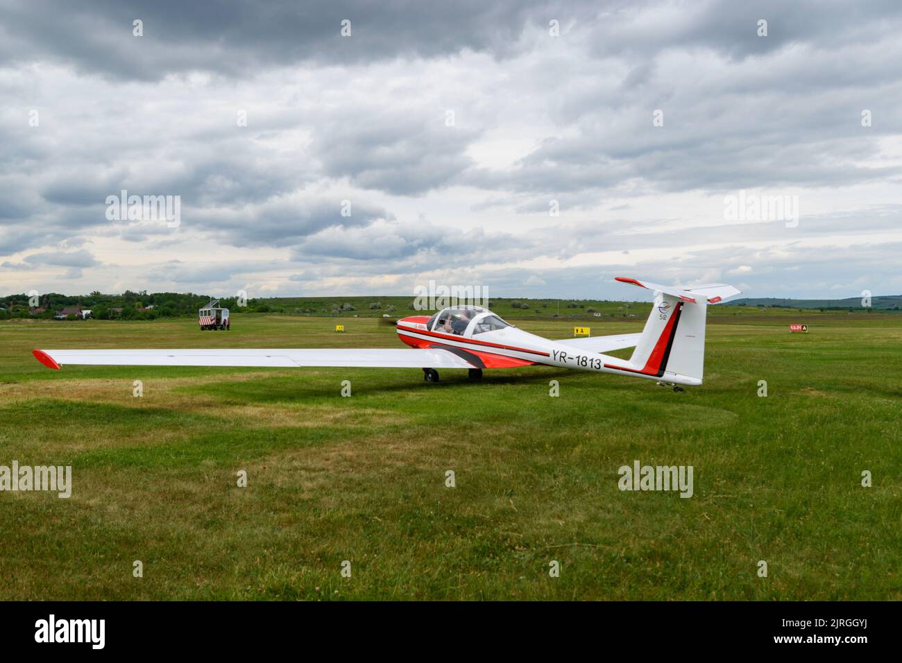 Un aereo in un paesaggio verde al festival aeronautico Hangariada in Romania Foto Stock
