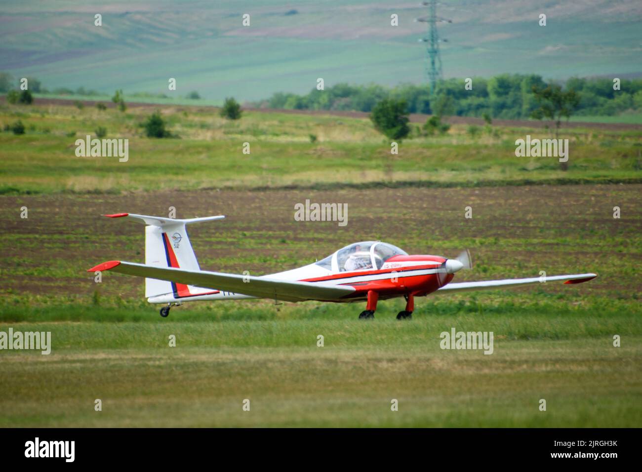 Un aereo in un paesaggio verde al festival aeronautico Hangariada in Romania Foto Stock