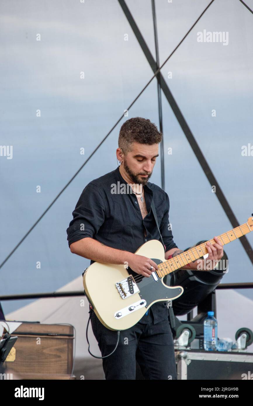 Il chitarrista della band di Valeria Stoica concerto dal vivo al festival aeronautico Hangariada di Iasi Foto Stock