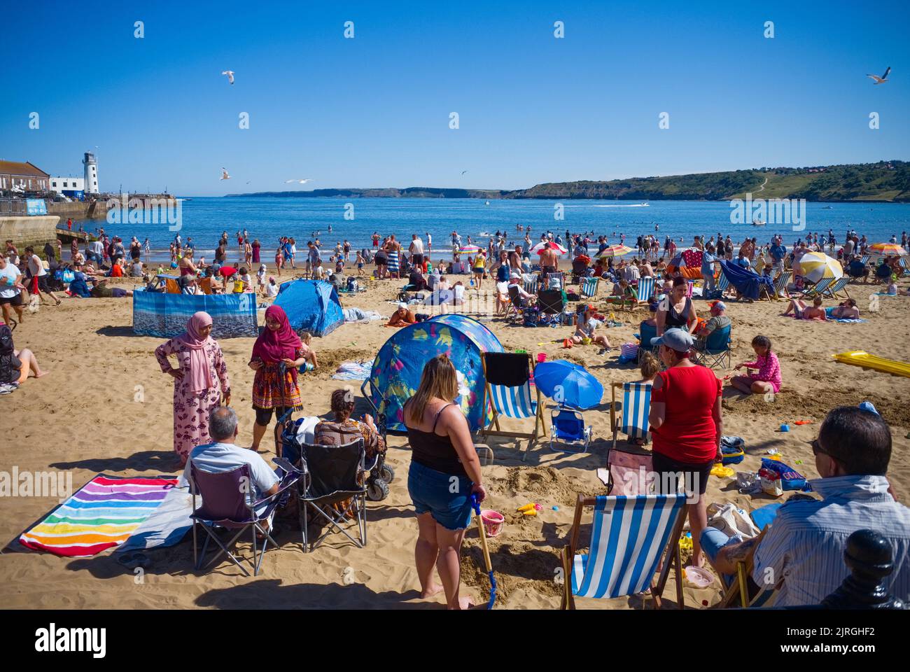 La parte affollata della spiaggia di Scarborough in un fine settimana estivo Foto Stock