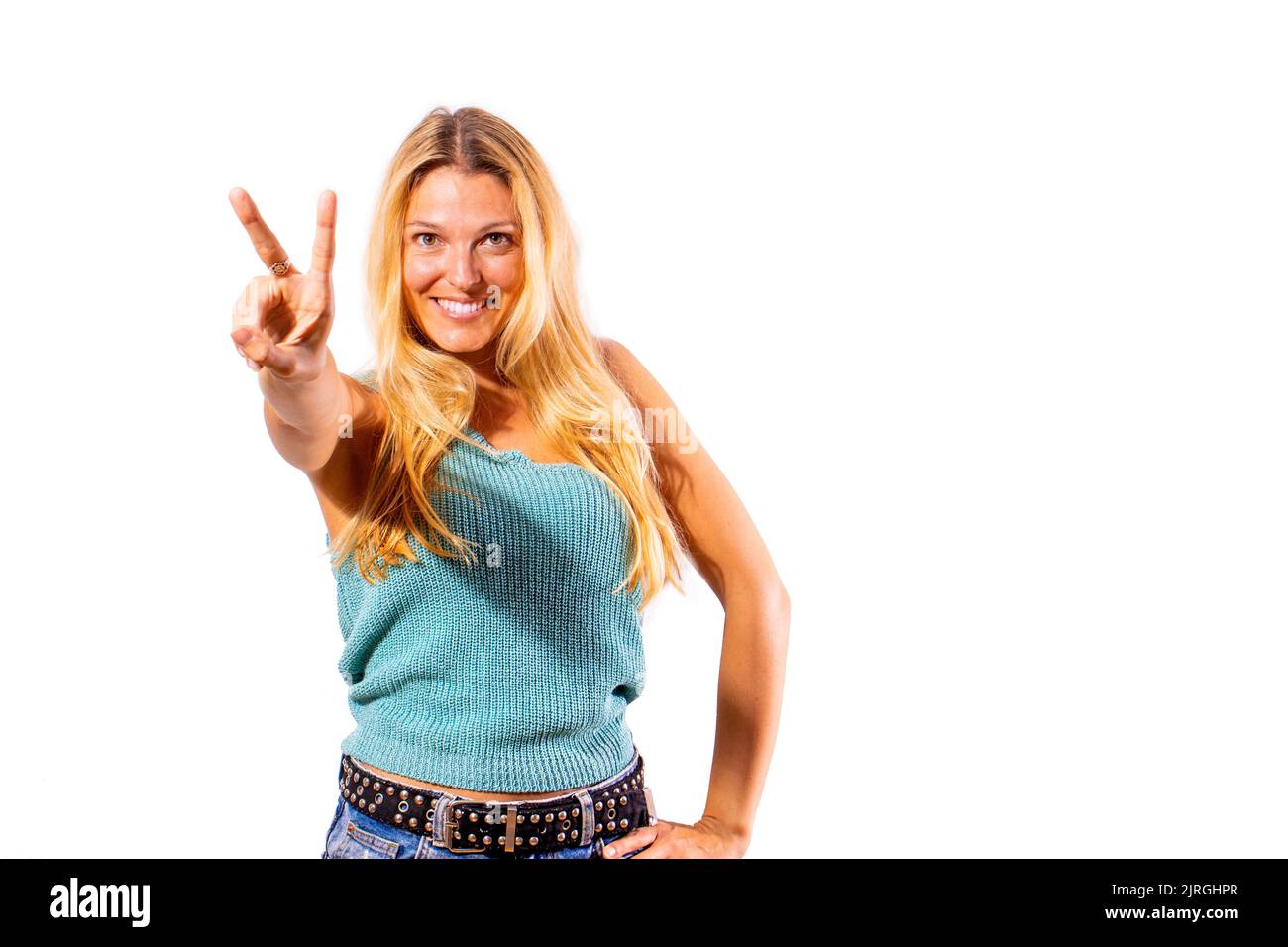 Motivata e sorridente ragazza rocker dà un pollice in su come un segno di soddisfazione. Foto Stock