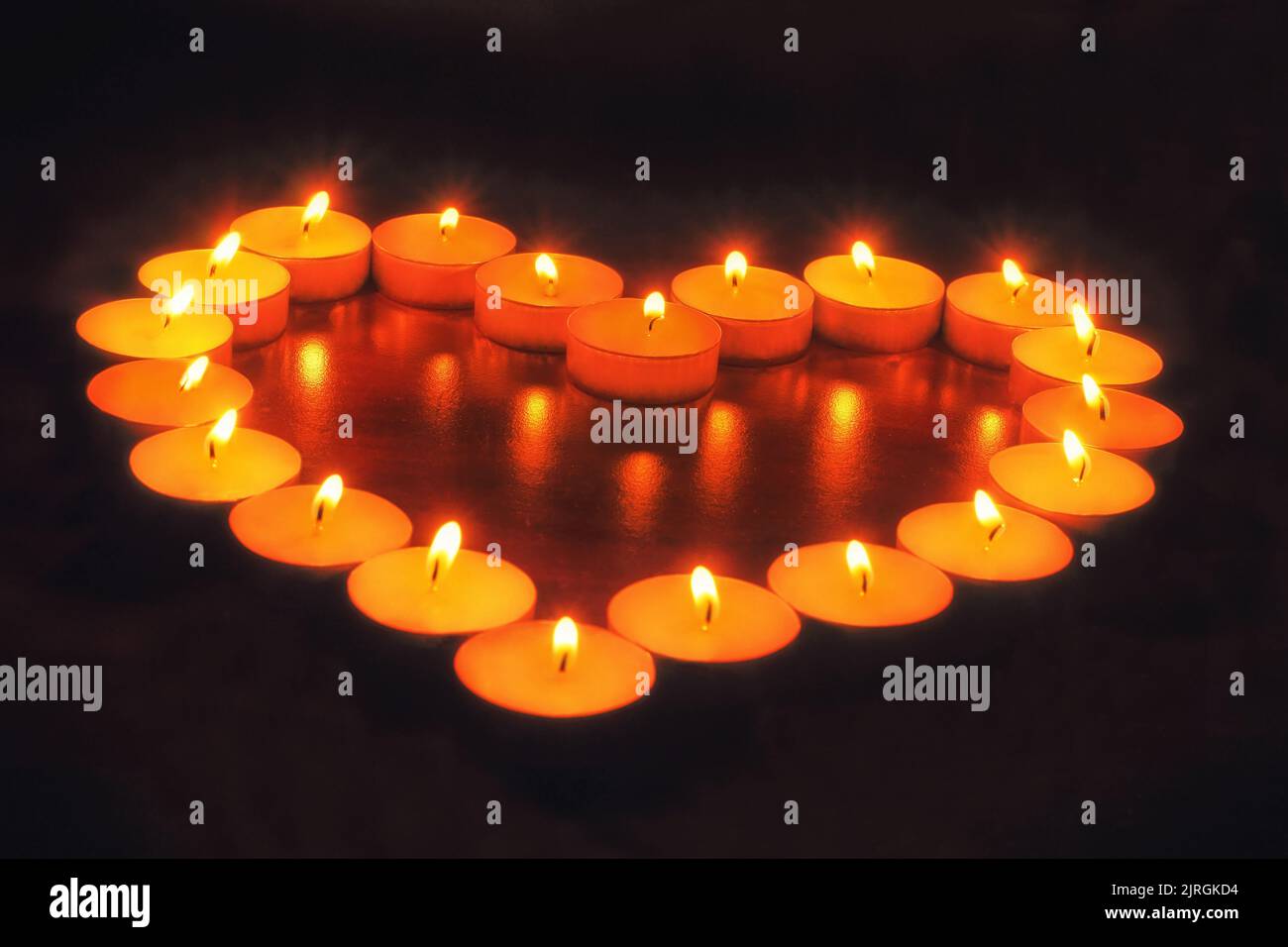 Una candela formata con una forma a cuore Foto Stock