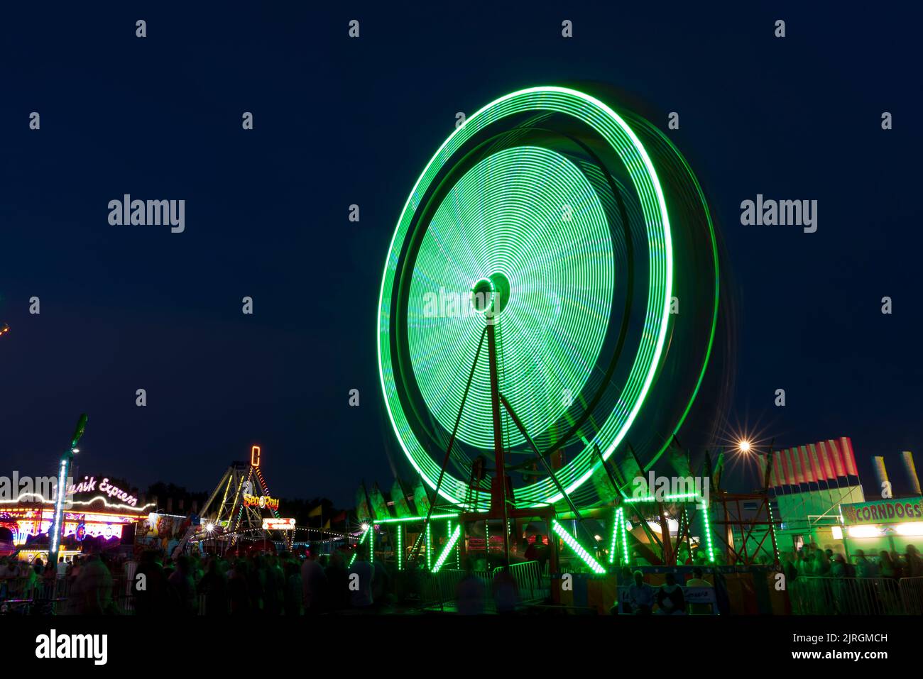 Il Wonder mostra a metà strada illuminata di notte al Festival Harvest di Winkler, Manitoba, Canada. Foto Stock