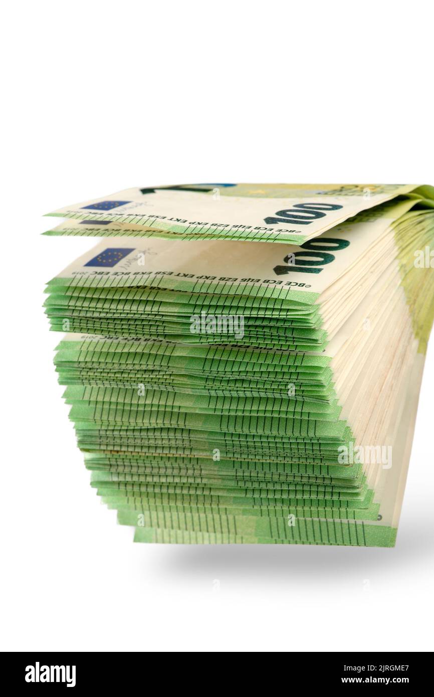 Pila di soldi in mano isolato su sfondo bianco. 100 banconote in euro in mano di un uomo. Un uomo tiene fuori la sua mano con una pila di banconote come un Foto Stock
