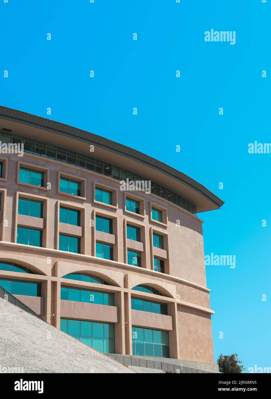 Uno scatto verticale delle soluzioni architettoniche dell'edificio Tumo a Yerevan, Armenia Foto Stock
