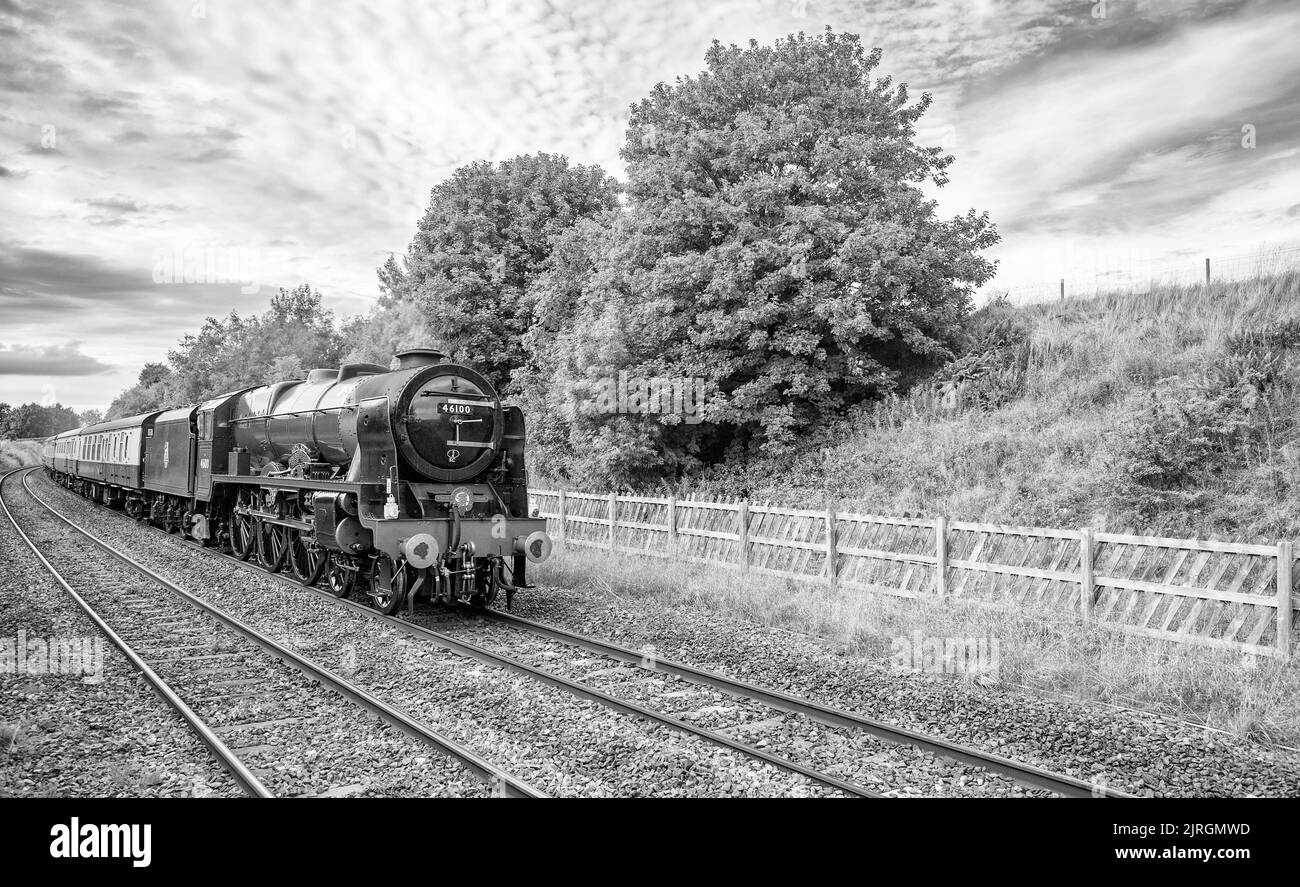 London Midland and Scottish Railway (LMS) Royal Scot Classe 6100 (British Railways numero 46100) (ex 6152 King's Dragoon Guardsman Steam loco, Foto Stock