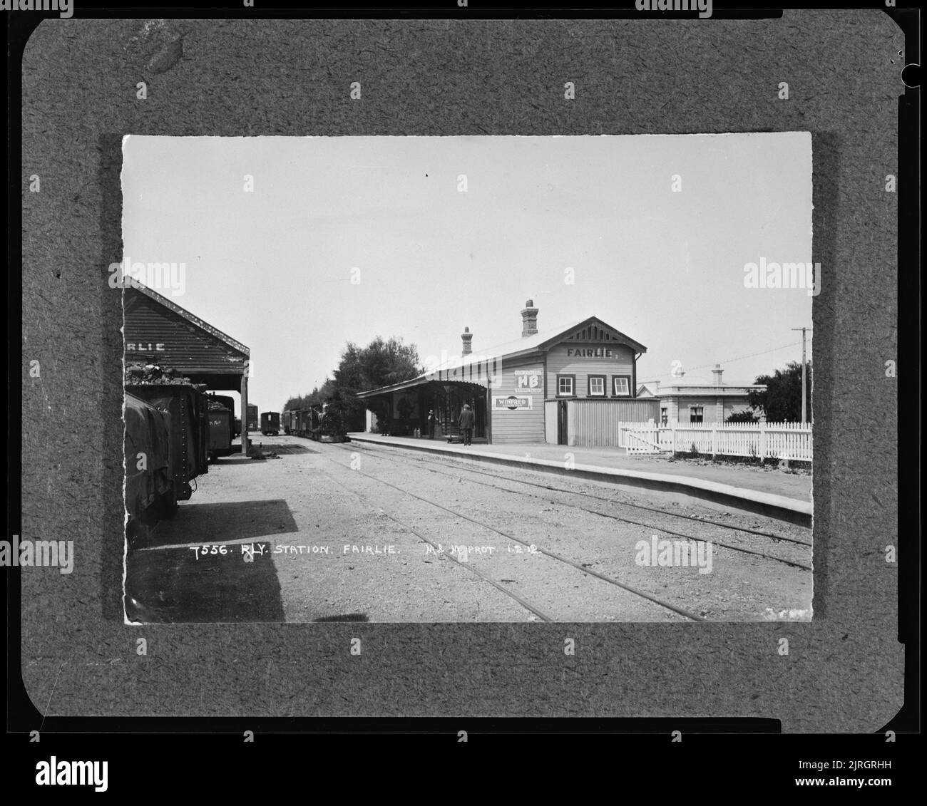 Copia di una fotografia raffigurante una stazione ferroviaria, 01 dicembre 1912, di Muir & Moodie. Foto Stock