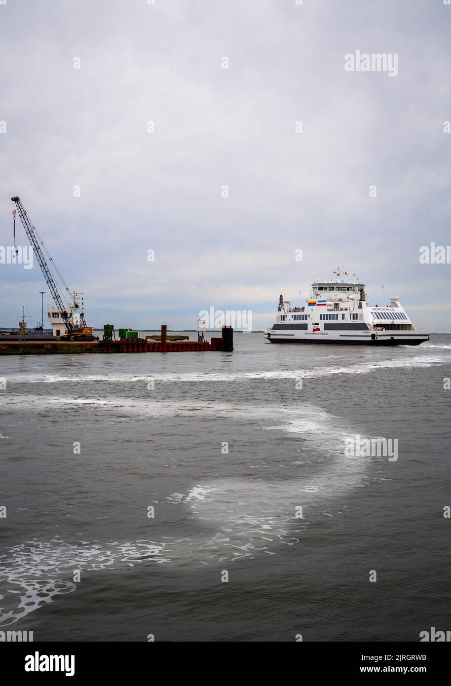 Uno scatto verticale di un traghetto da crociera sul Mare del Nord a Dagebuell, Schleswig-Holstein Foto Stock