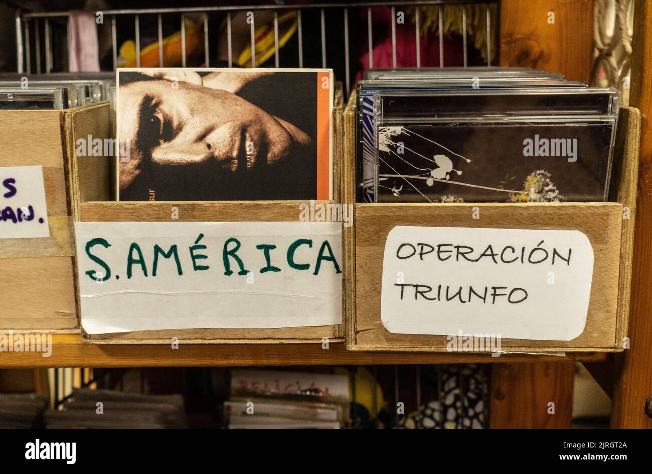 CD musicali, compact disc nel negozio di beneficenza in spagna Foto Stock
