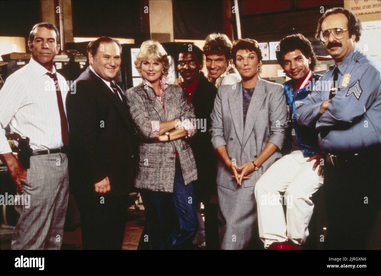 AL WAXMAN, SHARON GLESS, CARL LUMBLY, MARTIN KOVE, TYNE DALY, HARVEY ATKIN, CAGNEY e LACEY, 1981 Foto Stock