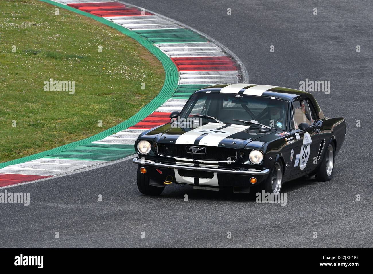 Scarperia, 3 aprile 2022: Ford Mustang 289 1965 pilotata da Unknown in azione durante il Mugello Classic 2022 sul circuito del Mugello in Italia. Foto Stock