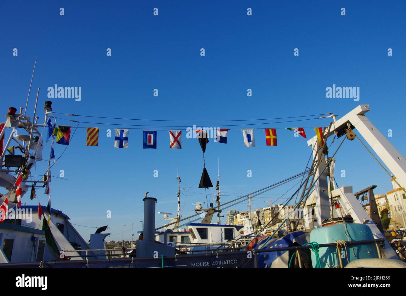 Termoli - Molise - le bandiere colorate che decorano il peschereccio 'nuovo Saturno' per ospitare San basso in processione al mare. Foto Stock