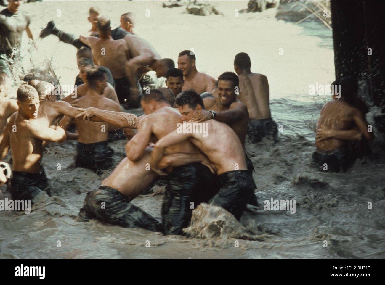 SOLDATI NELLA SCENA DI ACQUA FANGOSA, CRINALE DI HEARTBREAK, 1986 Foto Stock