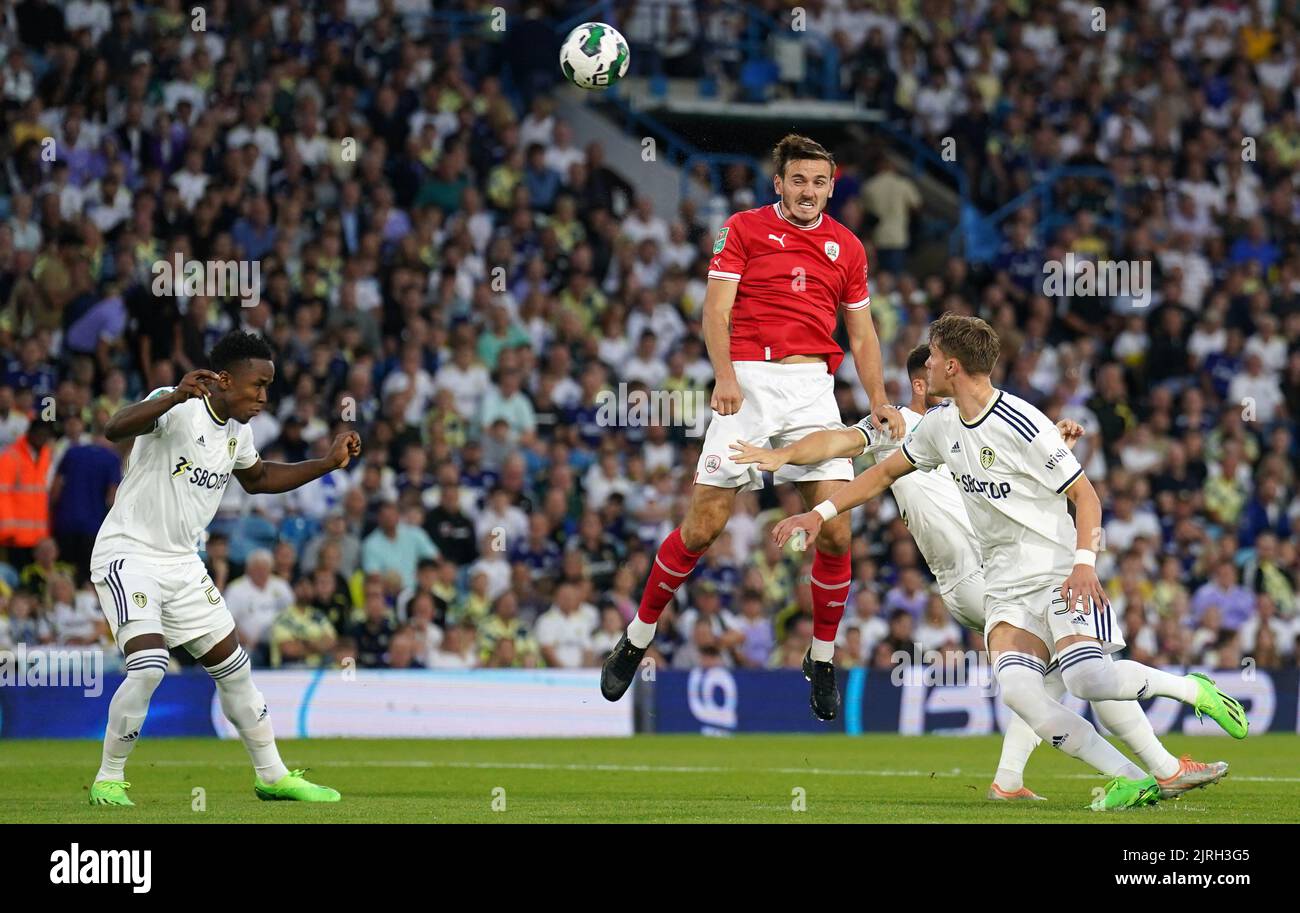 Barnsley's Liam Kitching si dirige verso il gol durante la seconda partita della Carabao Cup a Elland Road, Leeds. Data immagine: Mercoledì 24th agosto, 2022. Foto Stock