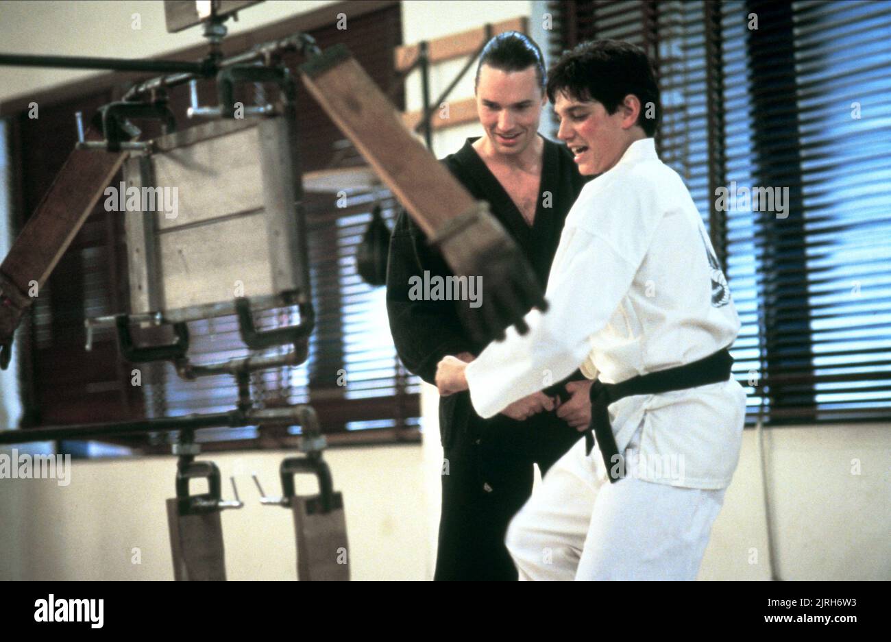 THOMAS IAN GRIFFITH, RALPH MACCHIO, The Karate Kid - La leggenda continua parte II, 1989 Foto Stock