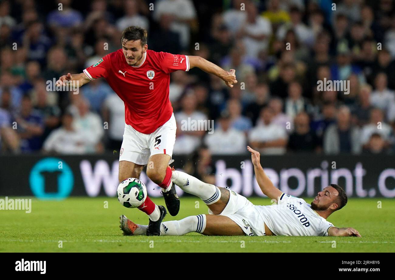 Barnsley's Liam Kitching (a sinistra) e Leeds United's Sam Greenwood combattono per la palla durante la seconda partita della Carabao Cup a Elland Road, Leeds. Data immagine: Mercoledì 24th agosto, 2022. Foto Stock