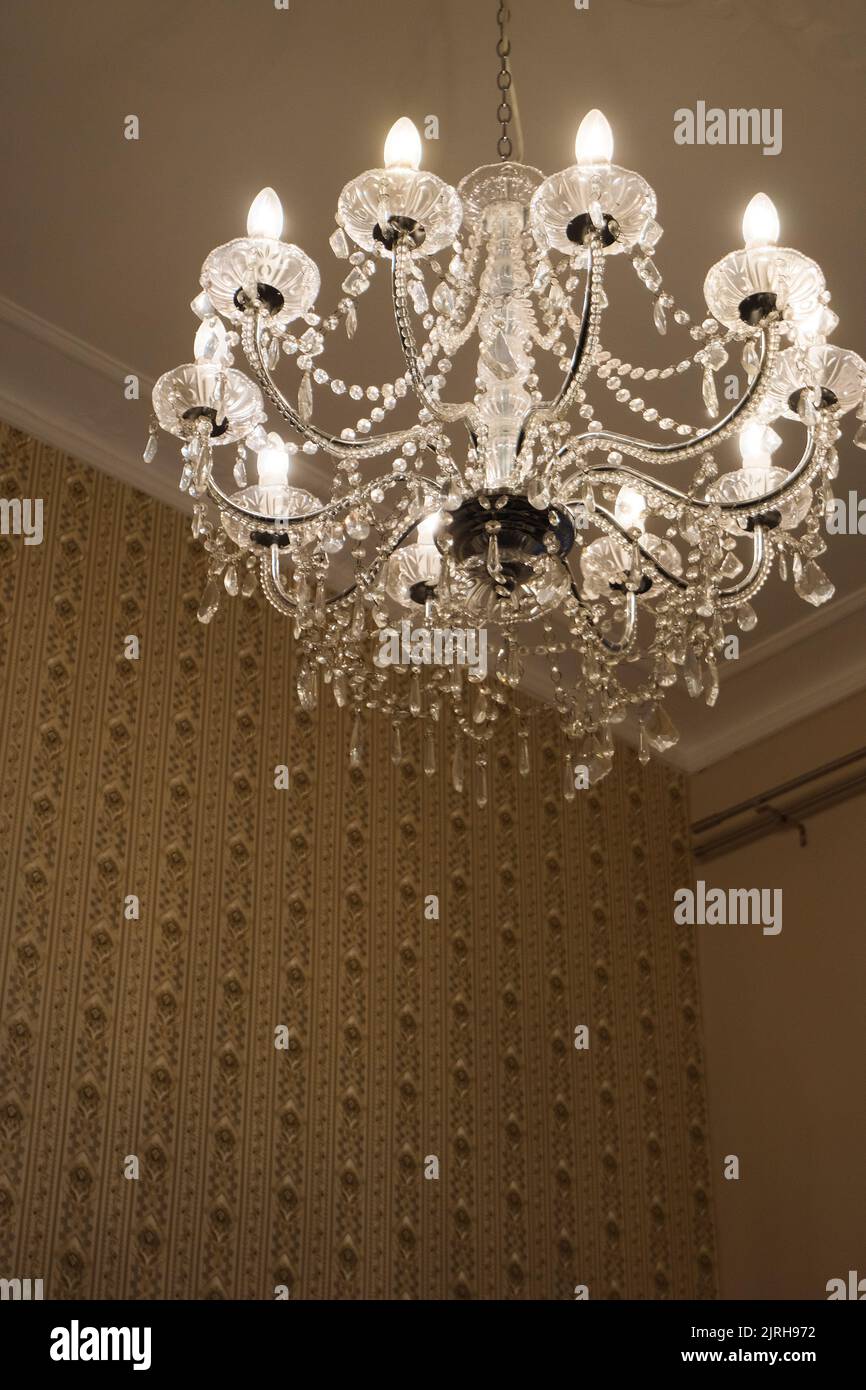 Elegante lampadario di cristallo con interni in stile retrò scuro Foto Stock