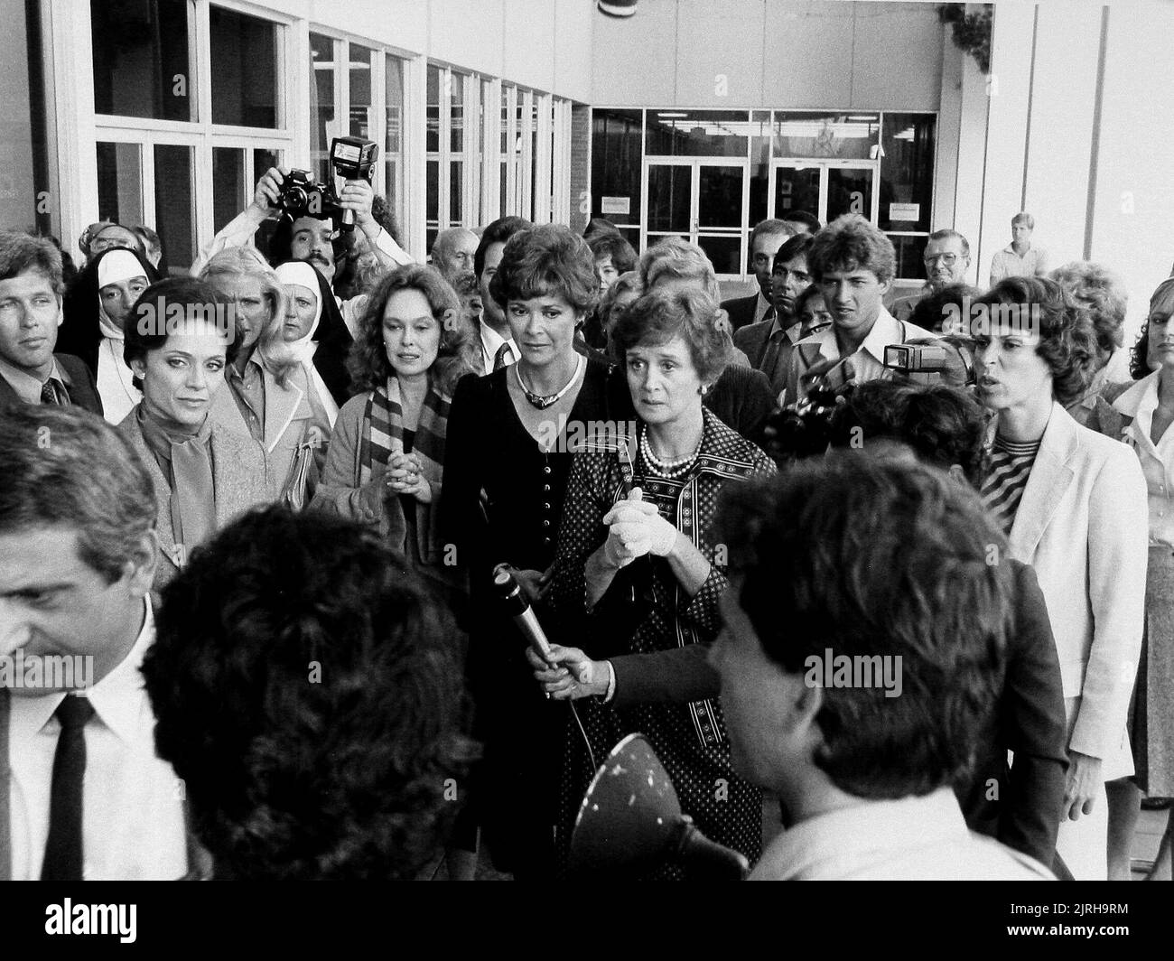 SANDY DENNIS, JESSICA WALTER, VALERIE HARPER, BARBARA BARRIE, LORETTA SWIT, L'ESECUZIONE, 1985 Foto Stock