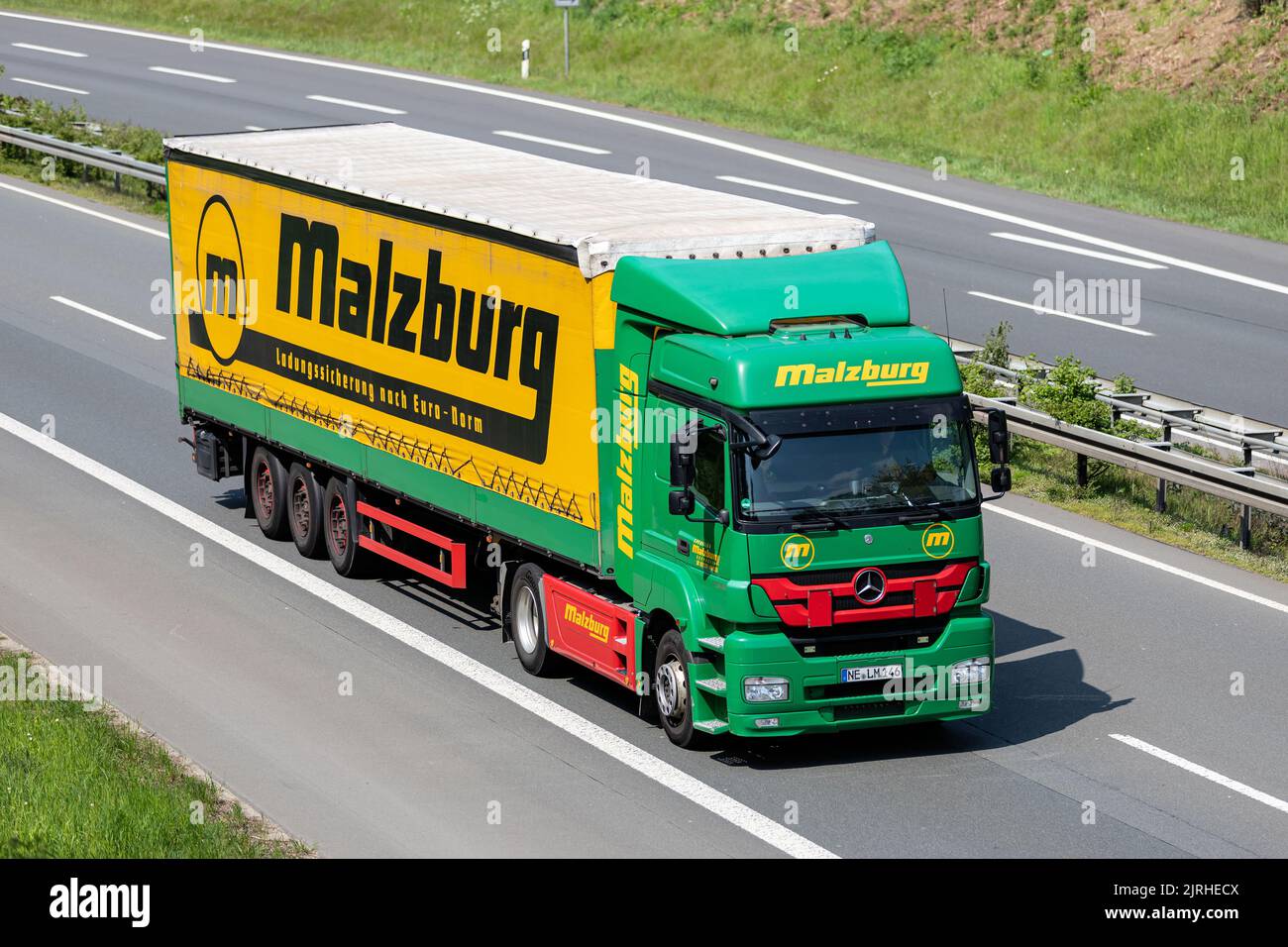 Malzburg Mercedes-Benz autocarro con rimorchio per teloni in autostrada Foto Stock