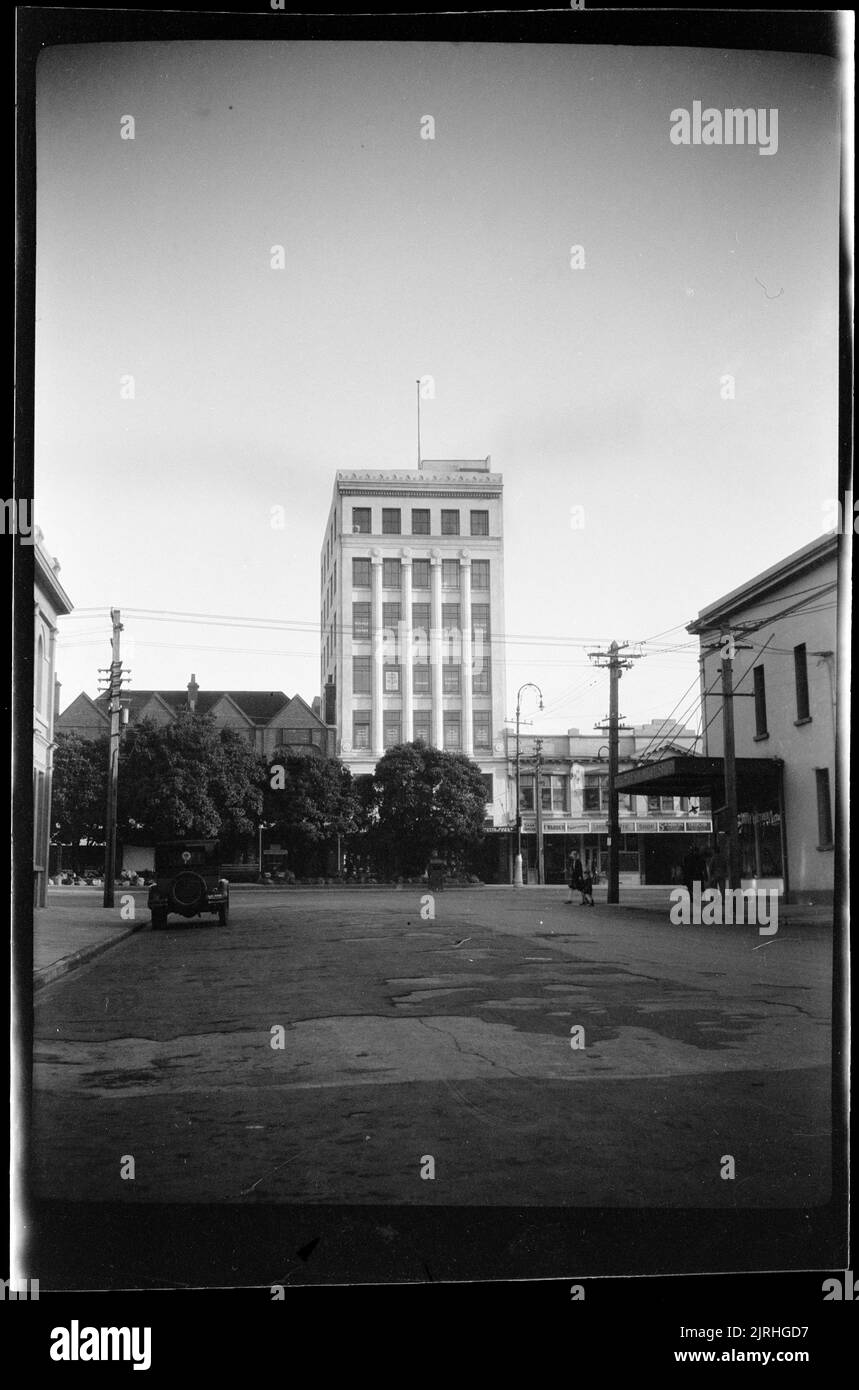 Courtenay Place da Blair Street, Wellington, 1920s a 1930s, Wellington, da Roland Searle. Foto Stock