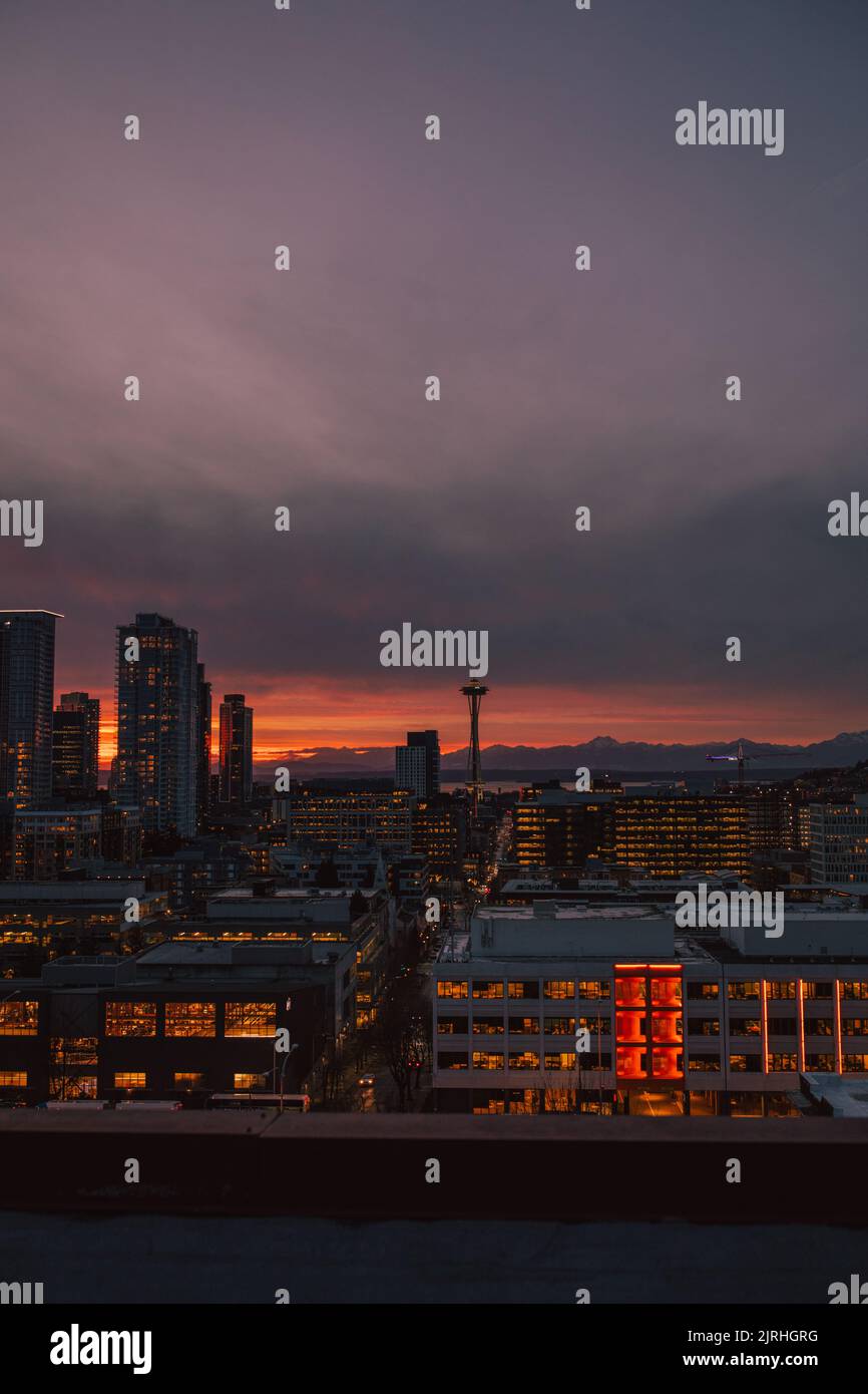 Skyline della città di Seattle da Capitol Hill durante il tramonto invernale rosa arancione Foto Stock