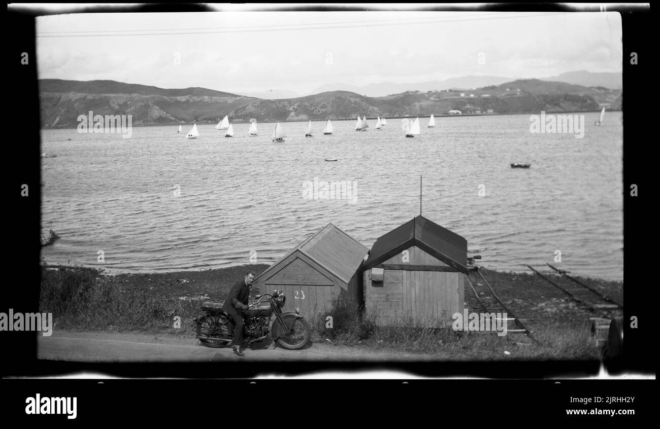 [Uomo seduto in moto in spiaggia], dalle 1920s alle 1930s, di Roland Searle. Foto Stock