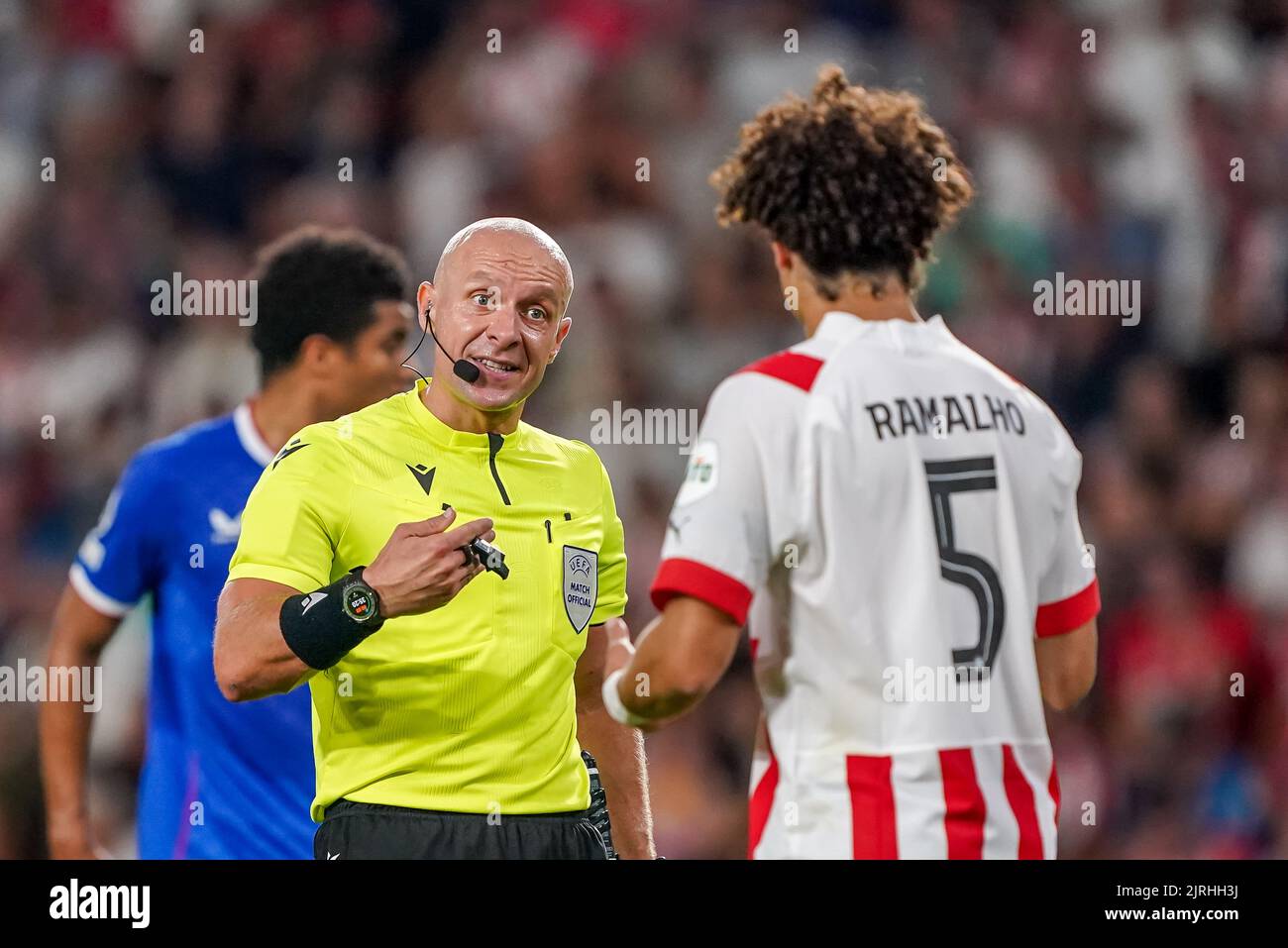 EINDHOVEN, PAESI BASSI - 24 AGOSTO: Arbitro Szymon Marciniak durante la partita di calcio della UEFA Champions League tra PSV e Rangers allo stadio Philips il 24 agosto 2022 a Eindhoven, Paesi Bassi (Foto di Andre Weening/Orange Pictures) Foto Stock