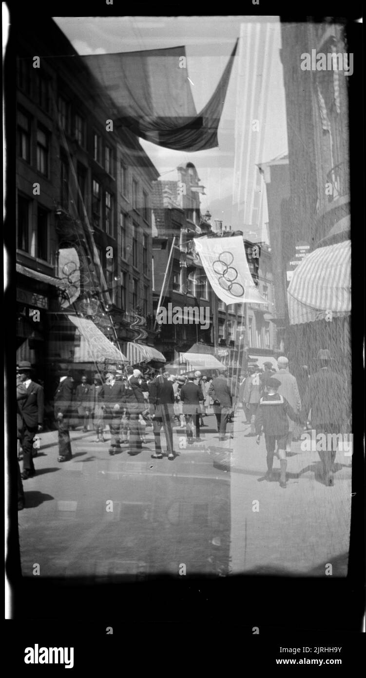 Scena stradale a doppia esposizione con bandiere olimpiche, 1920s a 1930s, di Roland Searle. Foto Stock