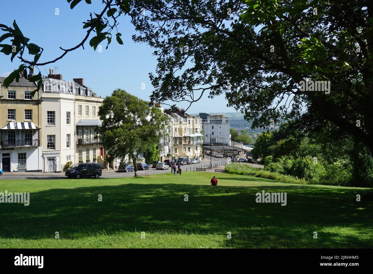 Un grazioso paesaggio urbano del centro di Clifton in Inghilterra con un bel parco nelle vicinanze Foto Stock
