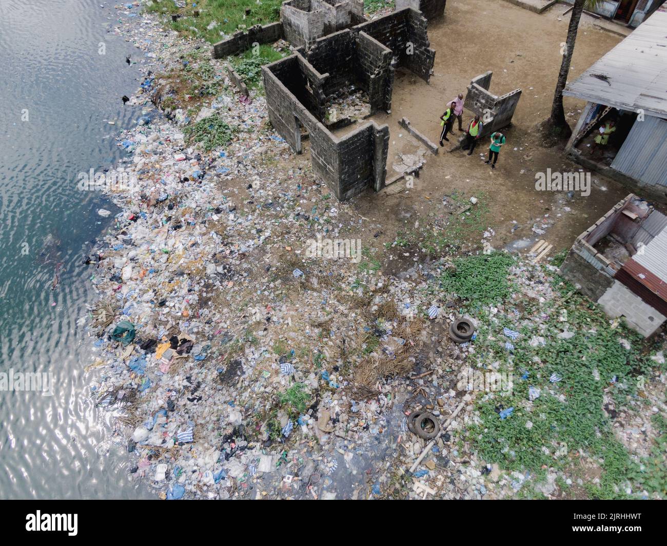 Una vista aerea della costa dell'Africa occidentale inquinata dalla plastica in Liberia Foto Stock