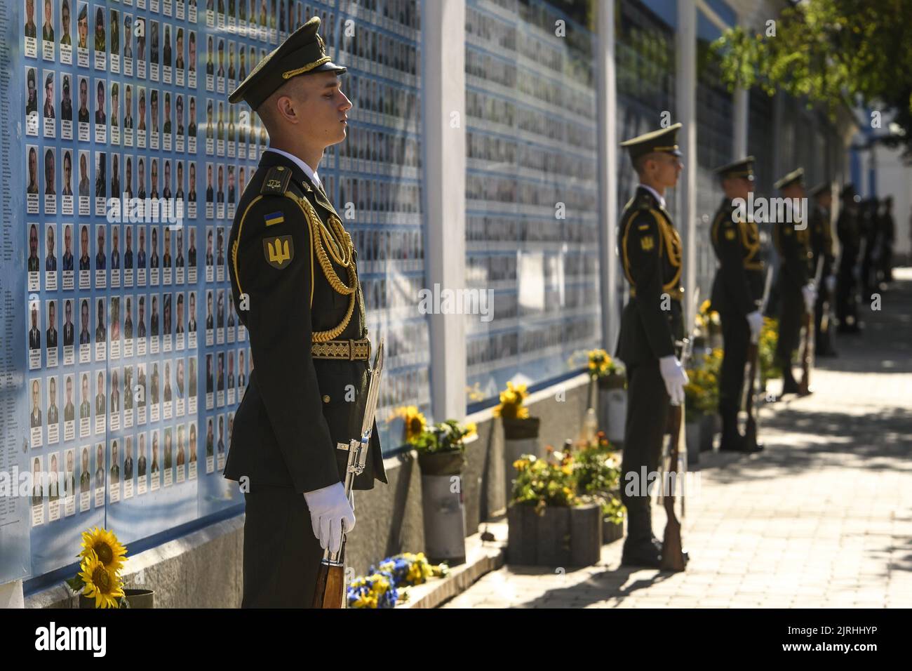 Kiev, Ucraina. 24th ago, 2022. Un militare ucraino è in guardia dal muro della memoria per i soldati ucraini caduti a Kyiv, Ucraina il Mercoledì 24 agosto 2022. Quest'anno, la Giornata dell'indipendenza dell'Ucraina, che commemora la loro rottura con l'Unione Sovietica nel 1991, coincide con il segno di sei mesi da quando la Russia ha lanciato la sua invasione su larga scala del paese. I combattimenti si sono concentrati in gran parte sulla regione orientale del Donbas e sul sud, ma la maggior parte delle parti in Ucraina rimane vulnerabile agli attacchi aerei russi. Foto di Vladyslav Musienko /UPI Credit: UPI/Alamy Live News Foto Stock