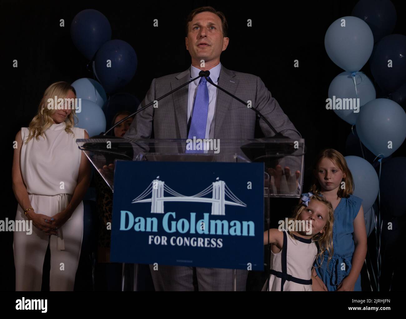 NEW YORK, N.Y. – 23 agosto 2022: Il candidato democratico al Congresso Dan Goldman si rivolge ai sostenitori durante il suo primo partito di vigilanza notturna elettorale. Foto Stock