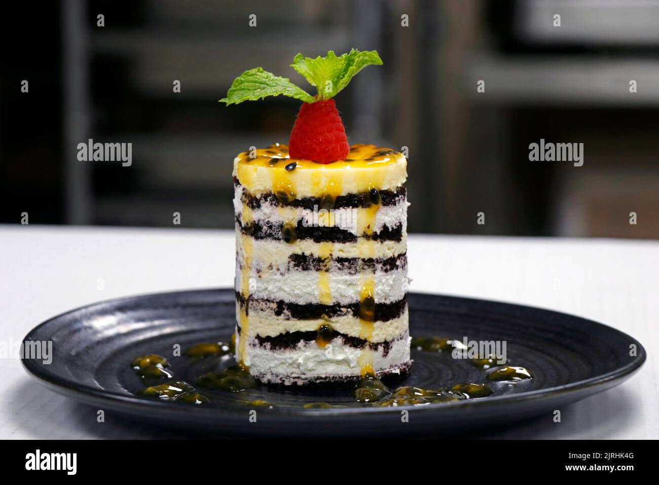cioccolato bianco e scuro con torta di mousse al frutto della passione Foto Stock