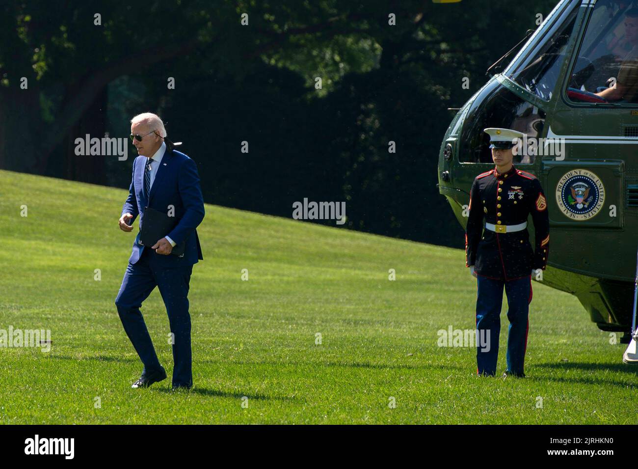 Washington, Stato di Vereinigte. 24th ago, 2022. Il presidente degli Stati Uniti Joe Biden arriva sul prato sud della Casa Bianca a Washington, DC dopo aver visitato Rehoboth Beach, Delaware, mercoledì 24 agosto 2022. Credito: Bonnie Cash/Pool tramite CNP/dpa/Alamy Live News Foto Stock