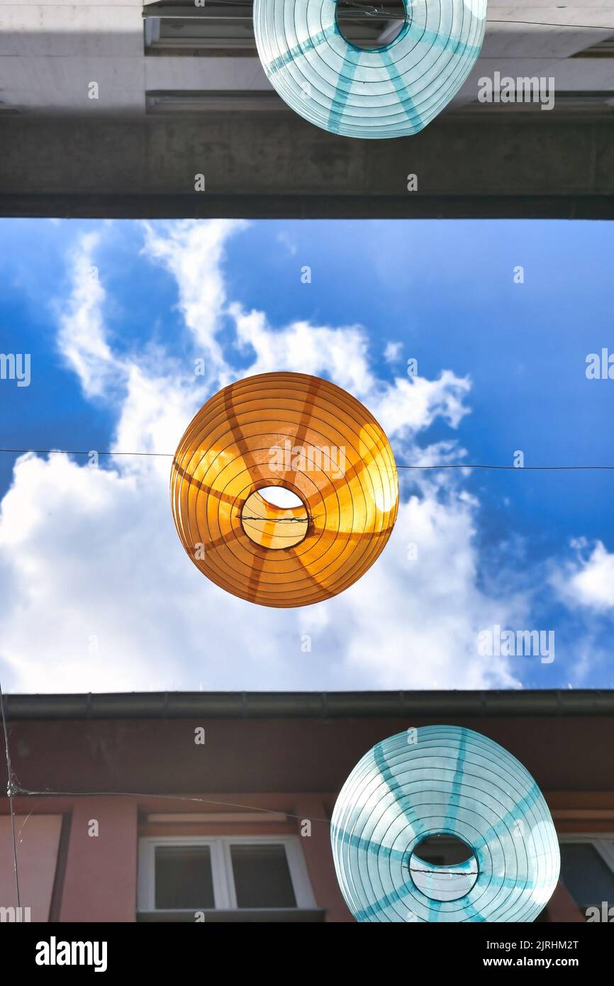 Lanterne decorative di fronte al cielo azzurro Foto Stock