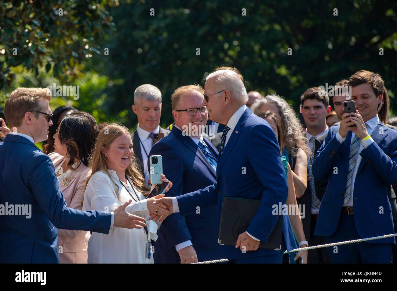 Il presidente degli Stati Uniti Joe Biden parla agli ospiti quando arriva sul prato sud della Casa Bianca a Washington, DC dopo aver visitato Rehoboth Beach, Delaware, mercoledì 24 agosto 2022. Credito: Bonnie Cash/Pool tramite CNP /MediaPunch Foto Stock