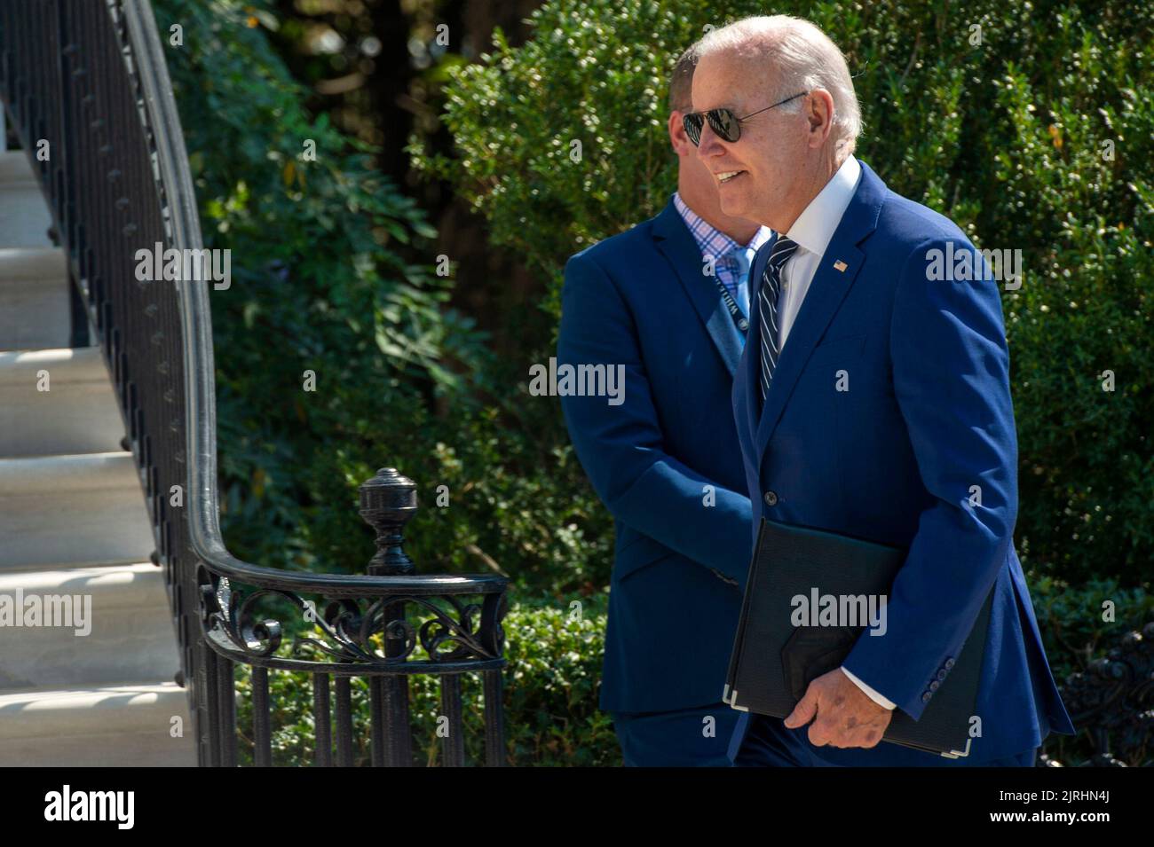 Il presidente degli Stati Uniti Joe Biden arriva sul prato sud della Casa Bianca a Washington, DC dopo aver visitato Rehoboth Beach, Delaware, mercoledì 24 agosto 2022. Credito: Bonnie Cash/Pool tramite CNP /MediaPunch Foto Stock