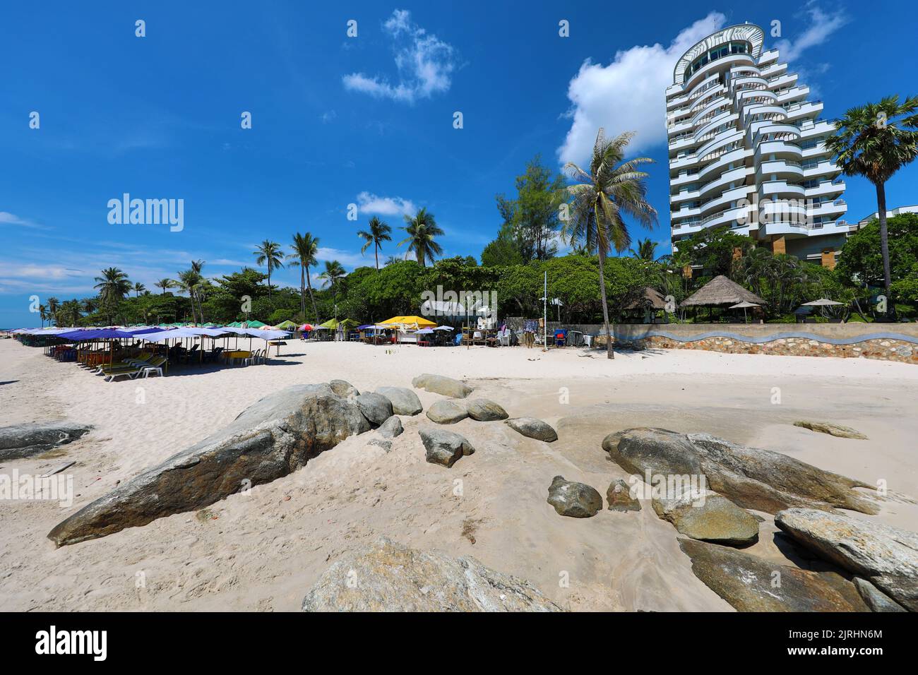 Spiaggia tropicale di palme a Hua Hin, Thailandia Foto Stock