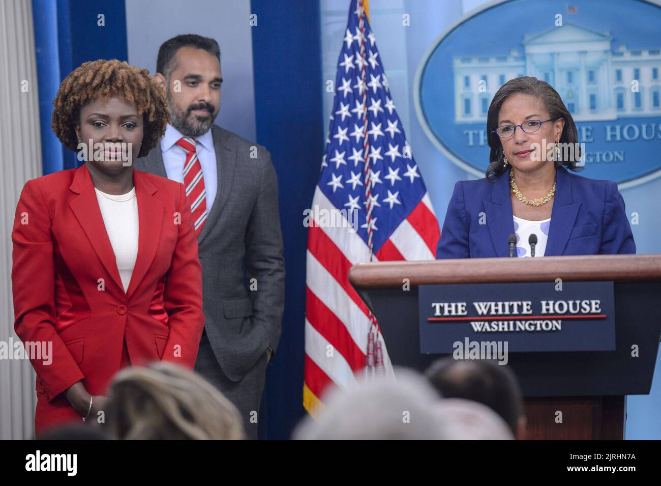 Washington, Stati Uniti. 24th ago, 2022. Il segretario stampa Karine Jean-Pierre, vicedirettore del Consiglio economico nazionale Bharat Ramamurti e il consigliere per le politiche interne Susan Rice (L-R), Partecipa al briefing quotidiano della stampa nella Briefing Room di James S. Brady dopo che il presidente Joe Biden ha dato le osservazioni sul suo programma federale di perdono di prestito dell'allievo alla Casa Bianca a Washington, DC mercoledì 24 agosto 2022. Foto di Bonnie Cash/UPI Credit: UPI/Alamy Live News Foto Stock