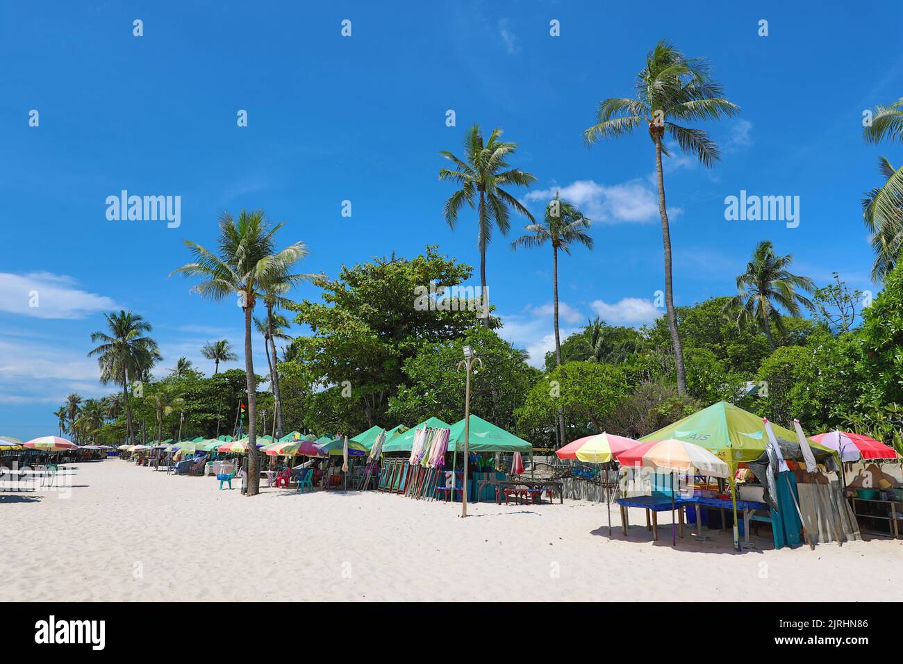 Spiaggia tropicale di palme a Hua Hin, Thailandia Foto Stock