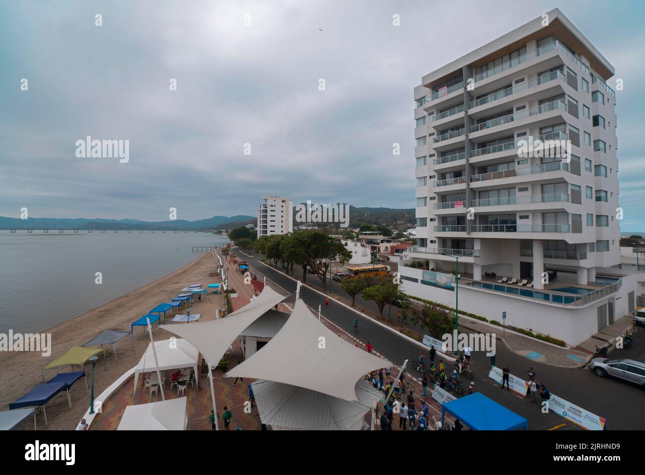 Bahia de Caraquez, Manabi / Ecuador - 21 2022 agosto: Persone che camminano sul lungomare della città vicino alla spiaggia in una giornata nuvolosa Foto Stock