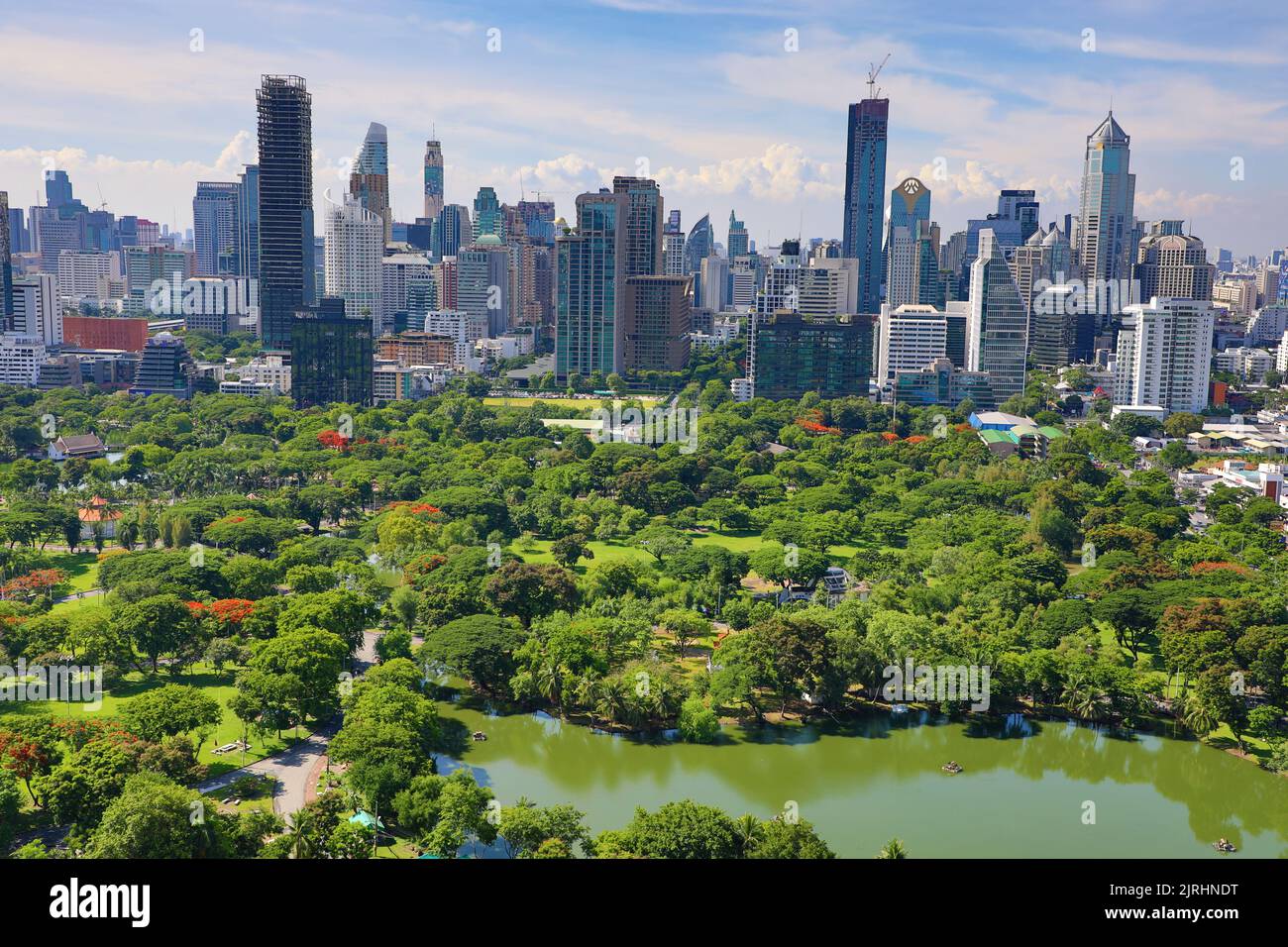 Skyline di Bangkok e Parco Lumphinee, Bangkok, Thailandia Foto Stock