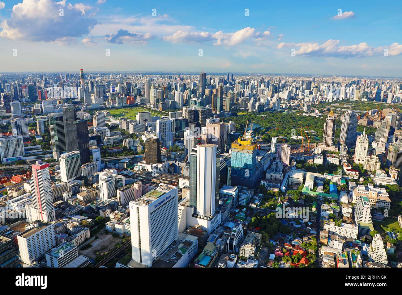 Skyline di Bangkok e Parco Lumphinee, Bangkok, Thailandia Foto Stock